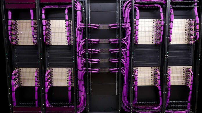 500-purple-cables-put-Credo-in-middle-of-the-AI.jpg