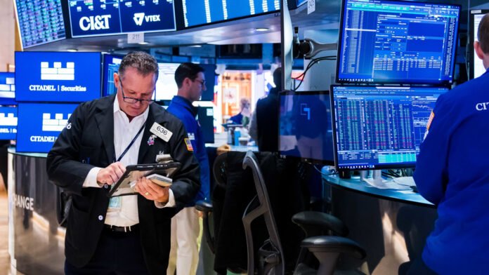 Fund-managers-are-betting-on-stocks-despite-AI-bubble-risks.jpg